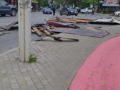 Vremea face ravagii. Acoperișul unui bloc a fost smuls