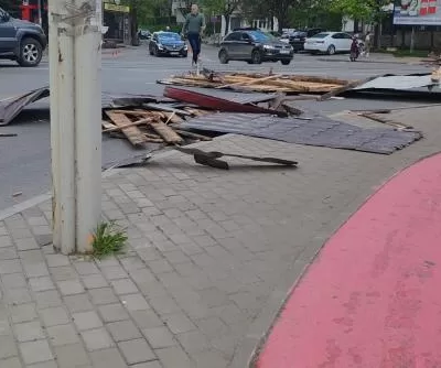 Vremea face ravagii. Acoperișul unui bloc a fost smuls