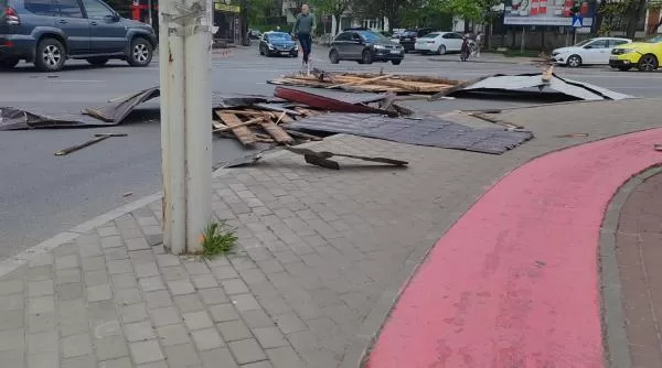 Vremea face ravagii. Acoperișul unui bloc a fost smuls