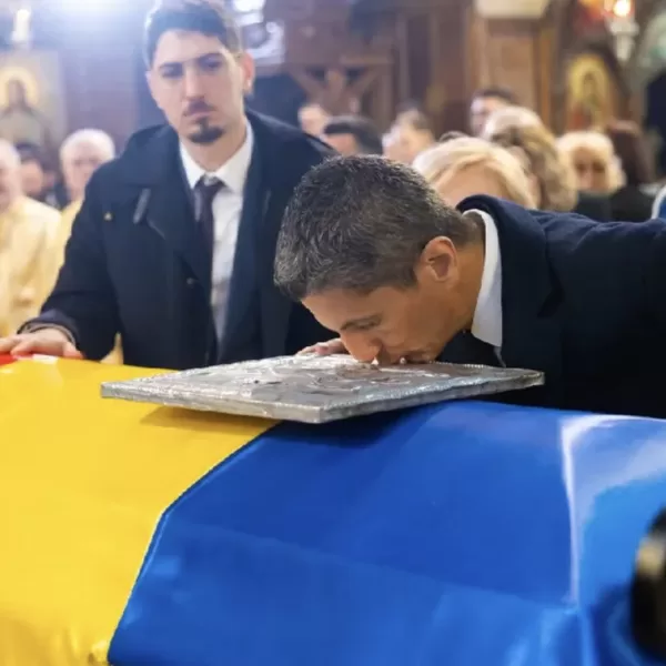 Se cutremură cerurile. Din păcate este vorba de Răzvan Lucescu