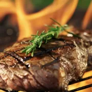 Cum să prepari acasă o friptură suculentă și incredibil de fragedă