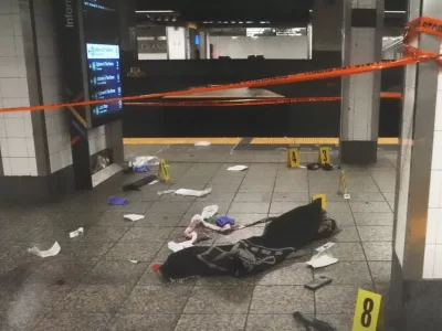 Atac la metrou, cel puțin 3 oameni au...