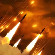 Autoritățile din Albania sunt în alertă după ce ambasada Statelor Unite la Tirana a avertizat cu privire la posibile amenințări la adresa țării din partea regimul de la Teheran, scrie Euronews. Evoluția vine după ce Bulgaria, o altă țară din sud-estul Europei, membră NATO și UE, a confirmat că a primit un avertisment din partea Iranului, din cauza faptului că ar fi permis aviației militare a Statelor Unite să utilizeze aeroporturile sale. Și România a fost nominalizată de regimul de la Teheran. "România ar trebui să fie atentă să nu devină parte din acest război", a declarat ambasadorul iranian la Sofia, Ali Reza Irvash, după ce a amenințat că bazele militare folosite împotriva Iranului ar putea deveni "ținte legitime". În ceea ce privește Albania, ambasada americană de la Tirana a menționat că grupuri având conexiuni cu Iranul ar putea viza cetățeni americani și entități afiliate SUA din în țara balcanică. La rândul lor, autoritățile albaneze au transmis că instituțiile de securitate ale țării sunt în alertă maximă. Președintele albanez spune că este informat permanent în legătură cu amenințările potențiale Într-un comunicat emis joi, biroul președintelui albanez Bajram Begaj a declarat că șeful statului este în contact zilnic cu Consiliul Național de Securitate și este informat permanent cu privire la toate amenințările potențiale. "Președintele este informat despre fiecare situație și scenariu, precum și despre toate măsurile luate în temeiul protocoalelor de securitate", a comunicat președinția, adăugând că "rămâne la niveluri extrem de înalte" coordonarea cu partenerii internaționali. Albania este membru NATO, dar nu și UE. Consiliul Național de Securitate reunește oficiali de rang înalt ai statului pentru a evalua riscurile și a recomanda măsuri, dar nu are prerogativa de a lua decizii obligatorii. Avertismentul SUA pentru Albania: Grupurile proxy sponsorizate de Teheran ar putea viza și membrii opoziției iraniene Potrivit ambasadei americane, regimul de la Teheran ar putea amenința nu doar cetățeni și entități SUA, ci și membri ai opoziției iraniene care se află în Albania. Conform misiunii diplomatice, spațiile publice, inclusiv zonele turistice, centrele comerciale, hotelurile, restaurantele și cluburile, s-ar putea afla pe lista potențialelor obiective ale grupărilor teroriste sponsorizate de regimul iranian. În cazul Bulgariei, avertismentul a fost livrat direct de Teheran. Bulgaria a ascuns avertismentul Teheranului pentru a nu panica populația Autoritățile de la Sofia au confirmat că Iranul a trimis, luna trecută, o notă diplomatică prin care avertiza statul membru NATO să nu permită aeronavelor militare americane să utilizeze aeroporturile sale pentru operațiuni ce vizează republica islamică. Avertismentul a urmat relatărilor din presă despre avioane militare americane observate pe aeroportul din capitala Sofia. Nadejda Neynski, fost ministru bulgar de Externe, a descris mesajul ca fiind "semnificativ". "Este o practică diplomatică normală în perioade de criză. Nu este o amenințare, ci un avertisment", a afirmat ea. Neynski a precizat că Sofia a asigurat Teheranul că țara nu este implicată în nicio activitate militară împotriva Iranului și că nu a autorizat zboruri militare de luptă sau de realimentare pe teritoriul său. Fostul ministru a recunoscut că situația nu a fost făcută publică mai devreme pentru a evita panicarea populației.