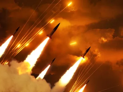 Autoritățile din Albania sunt în alertă după ce ambasada Statelor Unite la Tirana a avertizat cu privire la posibile amenințări la adresa țării din partea regimul de la Teheran, scrie Euronews. Evoluția vine după ce Bulgaria, o altă țară din sud-estul Europei, membră NATO și UE, a confirmat că a primit un avertisment din partea Iranului, din cauza faptului că ar fi permis aviației militare a Statelor Unite să utilizeze aeroporturile sale. Și România a fost nominalizată de regimul de la Teheran. "România ar trebui să fie atentă să nu devină parte din acest război", a declarat ambasadorul iranian la Sofia, Ali Reza Irvash, după ce a amenințat că bazele militare folosite împotriva Iranului ar putea deveni "ținte legitime". În ceea ce privește Albania, ambasada americană de la Tirana a menționat că grupuri având conexiuni cu Iranul ar putea viza cetățeni americani și entități afiliate SUA din în țara balcanică. La rândul lor, autoritățile albaneze au transmis că instituțiile de securitate ale țării sunt în alertă maximă. Președintele albanez spune că este informat permanent în legătură cu amenințările potențiale Într-un comunicat emis joi, biroul președintelui albanez Bajram Begaj a declarat că șeful statului este în contact zilnic cu Consiliul Național de Securitate și este informat permanent cu privire la toate amenințările potențiale. "Președintele este informat despre fiecare situație și scenariu, precum și despre toate măsurile luate în temeiul protocoalelor de securitate", a comunicat președinția, adăugând că "rămâne la niveluri extrem de înalte" coordonarea cu partenerii internaționali. Albania este membru NATO, dar nu și UE. Consiliul Național de Securitate reunește oficiali de rang înalt ai statului pentru a evalua riscurile și a recomanda măsuri, dar nu are prerogativa de a lua decizii obligatorii. Avertismentul SUA pentru Albania: Grupurile proxy sponsorizate de Teheran ar putea viza și membrii opoziției iraniene Potrivit ambasadei americane, regimul de la Teheran ar putea amenința nu doar cetățeni și entități SUA, ci și membri ai opoziției iraniene care se află în Albania. Conform misiunii diplomatice, spațiile publice, inclusiv zonele turistice, centrele comerciale, hotelurile, restaurantele și cluburile, s-ar putea afla pe lista potențialelor obiective ale grupărilor teroriste sponsorizate de regimul iranian. În cazul Bulgariei, avertismentul a fost livrat direct de Teheran. Bulgaria a ascuns avertismentul Teheranului pentru a nu panica populația Autoritățile de la Sofia au confirmat că Iranul a trimis, luna trecută, o notă diplomatică prin care avertiza statul membru NATO să nu permită aeronavelor militare americane să utilizeze aeroporturile sale pentru operațiuni ce vizează republica islamică. Avertismentul a urmat relatărilor din presă despre avioane militare americane observate pe aeroportul din capitala Sofia. Nadejda Neynski, fost ministru bulgar de Externe, a descris mesajul ca fiind "semnificativ". "Este o practică diplomatică normală în perioade de criză. Nu este o amenințare, ci un avertisment", a afirmat ea. Neynski a precizat că Sofia a asigurat Teheranul că țara nu este implicată în nicio activitate militară împotriva Iranului și că nu a autorizat zboruri militare de luptă sau de realimentare pe teritoriul său. Fostul ministru a recunoscut că situația nu a fost făcută publică mai devreme pentru a evita panicarea populației.