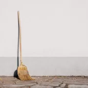 Nu se mătură astăzi! Blestemul care se abate asupra celor care fac gunoi și aduce năpasta în casă