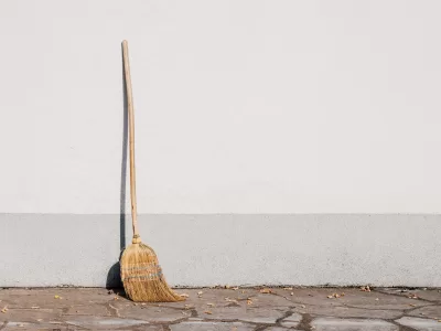 Nu se mătură astăzi! Blestemul care se abate asupra celor care fac gunoi și aduce năpasta în casă