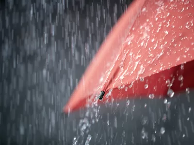 Se crapă cerul! Frig de îngheață pietrele și ploi extrem de violente