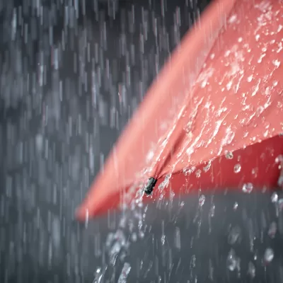 Se crapă cerul! Frig de îngheață pietrele și ploi extrem de violente