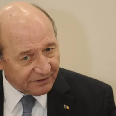 Traian Băsescu o dă în scris. Fostul președinte profită de criza politică și urmează să...