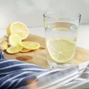 Ce se întâmplă dacă bei apă cu lămâie timp de 7 zile consecutive. Schimbările observate de o femeie din România au devenit virale