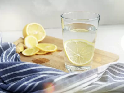 Ce se întâmplă dacă bei apă cu lămâie timp de 7 zile consecutive. Schimbările observate de o femeie din România au devenit virale