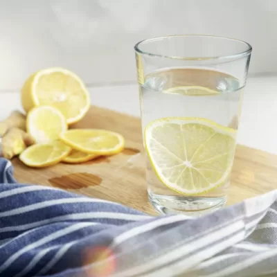 Ce se întâmplă dacă bei apă cu lămâie timp de 7 zile consecutive. Schimbările observate de o femeie din România au devenit virale