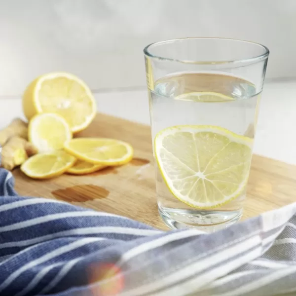 Ce se întâmplă dacă bei apă cu lămâie timp de 7 zile consecutive. Schimbările observate de o femeie din România au devenit virale
