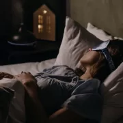 Obiectul banal pe care milioane de români îl țin în dormitor fără să știe că atrage oboseala și stările negative