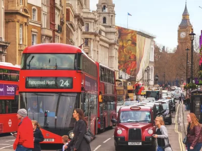 3 români au atacat un jurnalist din Londra. Alertă în Mare Britanie
