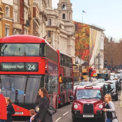 3 români au atacat un jurnalist din Londra. Alertă în Mare Britanie