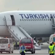 Momente de panică la bordul unui avion. O anvelopă a luat foc imediat după aterizare