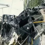 Un tramvai plin cu pasageri s-a izbit de stâlp. Cel puțin 20 de pasageri au...