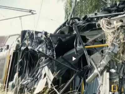 Un tramvai plin cu pasageri s-a izbit de stâlp. Cel puțin 20 de pasageri au...