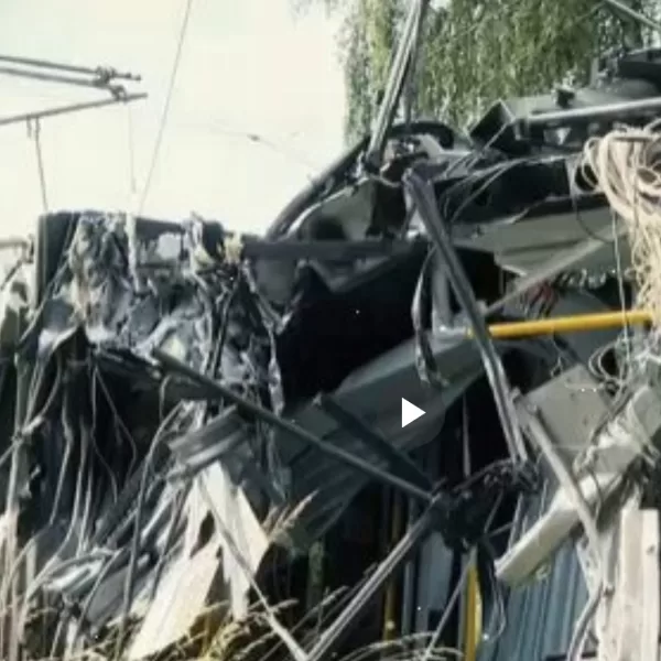 Un tramvai plin cu pasageri s-a izbit de stâlp. Cel puțin 20 de pasageri au...