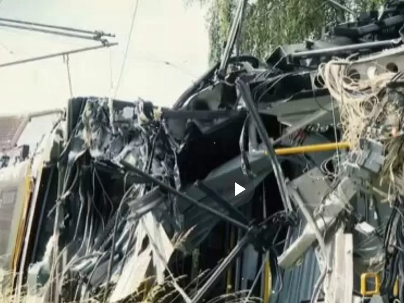 Un tramvai plin cu pasageri s-a izbit de stâlp. Cel puțin 20 de pasageri au...